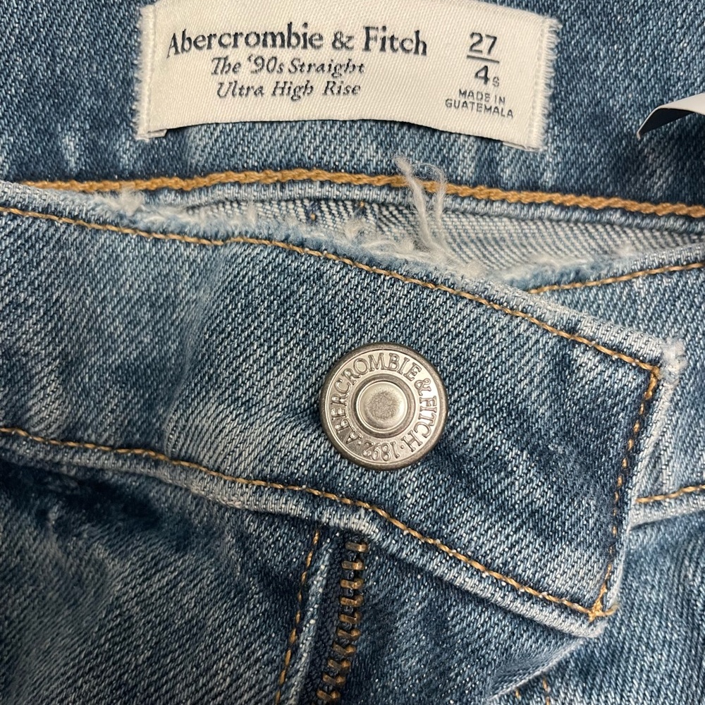 NWT A&F 90s ultra high rise 27 (fits like a 28 or 6). I’m 5’3”, size 4.